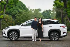 Ejen hartanah, Encik Kennedy Yong (kiri), 28 tahun, bersama isterinya, Cik Angela Tan (kanan), 27 tahun, berkata bahawa beliau paling menghargai fungsi sistem penyejukan yang boleh dikawal dari jauh yang terdapat di kereta elektrik BYD Sealion 7 beliau.