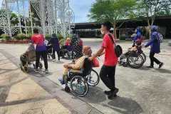BELIA HARAPAN BANGSA: Para sukarelawan belia ini membantu penduduk berkeperluan khas dari Teban Gardens ketika melawat ke tempat menarik, Gardens By The Bay, anjuran Masjid Hasanah pada Selasa lalu. - Foto MASJID HASANAH