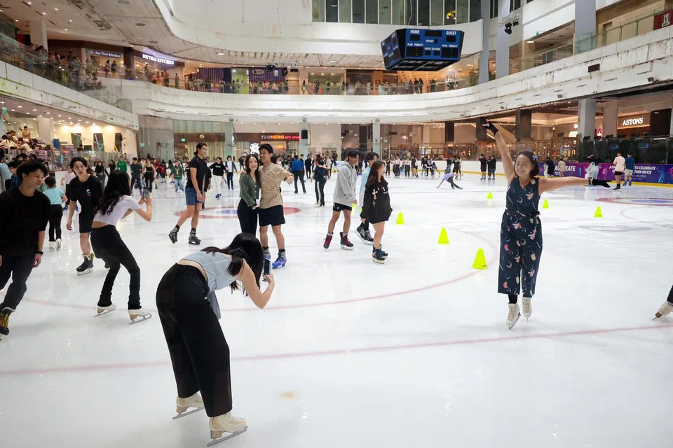 LUNCUR AIS: Sebahagian orang mengunjungi  JCube pada 6 Ogos untuk bermain luncur ais buat kali terakhir di satu-satunya gelanggang luncur ais bersaiz Olimpik di Singapura yang menjadi lambang pusat beli-belah itu. 