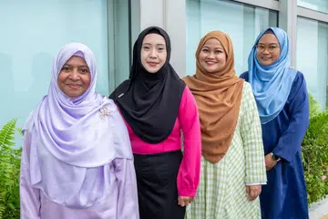 FINALIS  AGAB TELADAN: (Dari kiri) Dr Fawziyah Ali dari Sekolah Menengah Compassvale; Cik Noraini Karsani dari Sekolah Rendah New Town;  Cik Nur Farahin Salleh dari Sekolah Menengah Perempuan Cedar dan Cik Seri Rahayu Othman dari Sekolah Rendah Wellington. 