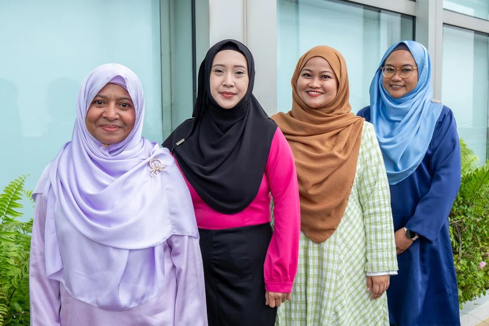 FINALIS  AGAB TELADAN: (Dari kiri) Dr Fawziyah Ali dari Sekolah Menengah Compassvale; Cik Noraini Karsani dari Sekolah Rendah New Town;  Cik Nur Farahin Salleh dari Sekolah Menengah Perempuan Cedar dan Cik Seri Rahayu Othman dari Sekolah Rendah Wellington. 