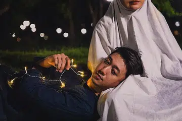 LENGKAPI DIRI DENGAN ILMU TEATER: Iskandar Shah (baring) belajar erti disiplin dan corak lakonan berbeza di pentas teater.