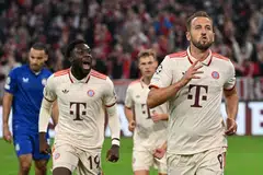 Penyerang Bayern Munich, Harry Kane (kanan), menyambut gol keempat pasukan beliau bersama Alphonso Davies, semasa perlawanan Liga Juara-Juara Eropah di Allianz Arena pada 17 September. 