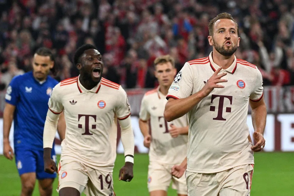 Penyerang Bayern Munich, Harry Kane (kanan), menyambut gol keempat pasukan beliau bersama Alphonso Davies, semasa perlawanan Liga Juara-Juara Eropah di Allianz Arena pada 17 September. 