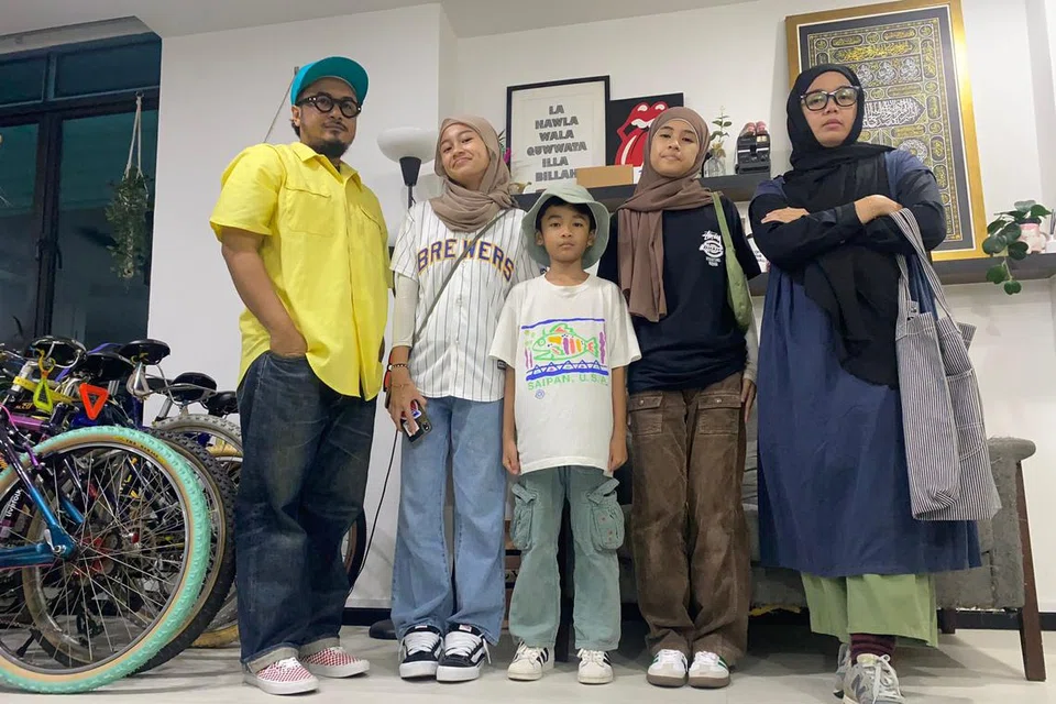 SEKELUARGA GEMAR ‘THRIFTING’: Encik Mohammad Fadzly Md Rani dan Cik Safiah Zainol Abidin bersama tiga anak mereka - (dua dari kiri) Nyla Afifah, Muhammad Aufa dan Hana Alisha - bergaya dengan pakaian mereka yang dibeli dari kedai ‘thrift’. Sekitar 80 peratus barangan di rumah keluarga ini, termasuk pakaian, perabot dan peralatan dapur, merupakan barangan lama dan terpakai yang dibeli dari tempat seperti kedai ‘thrift’ dan jualan estet.