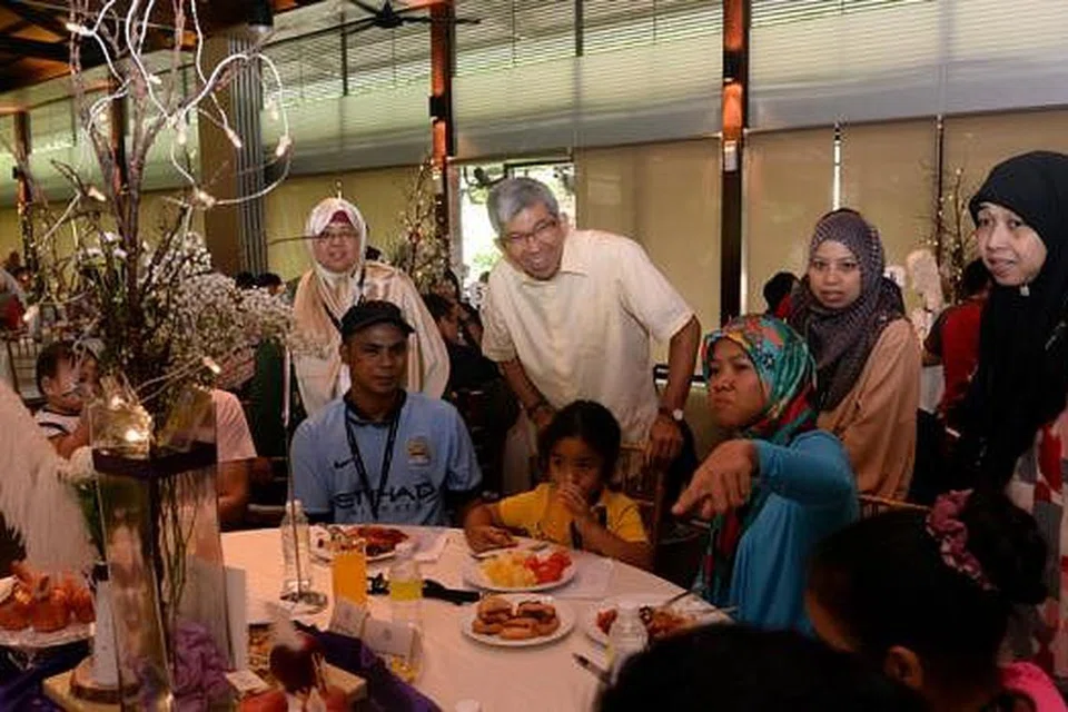 MENGENALI LEBIH DEKAT: Dr Yaacob Ibrahim sedang beramah mesra dengan keluarga angkat yang menghadiri majlis ulang tahun Vista Sakinah yang kelima, Sabtu lalu. - Foto TAUFIK A. KADER