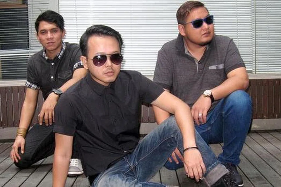 SENTIASA MENGHIBURKAN: ST12 yang terdiri daripada (dari kiri) Dimas, Indra dan Pepep terus kekal relevan dengan memahami cita rasa pendengar. - Foto HARYANI ISMAIL