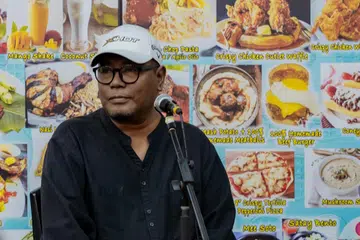 TIDAK BERPUTUS ASA: Penyanyi Ibnor Riza, menyanyikan empat lagu di kafe R&W Bikerz Cornerz, demi mengumpul dana buat kos rawatan barah limfoma.