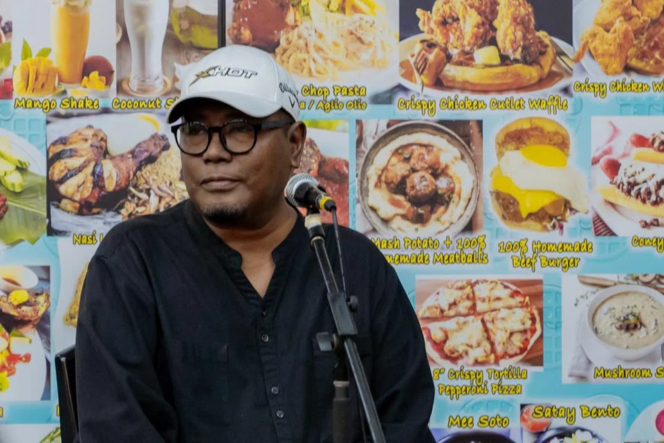 TIDAK BERPUTUS ASA: Penyanyi Ibnor Riza, menyanyikan empat lagu di kafe R&W Bikerz Cornerz, demi mengumpul dana buat kos rawatan barah limfoma.