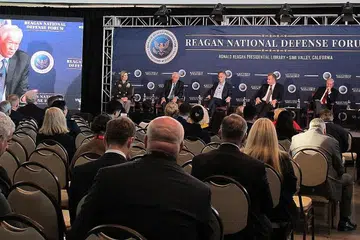 KONGSI PENDAPAT: Dr Ng (dua dari kiri, atas pentas) di sesi panel Forum Pertahanan Nasional Reagan (RNDF) kesembilan yang bertajuk "Kelebihan Strategik Kami: Kerjasama dengan Sekutu dan Rakan Kongsi". - Foto MINDEF
