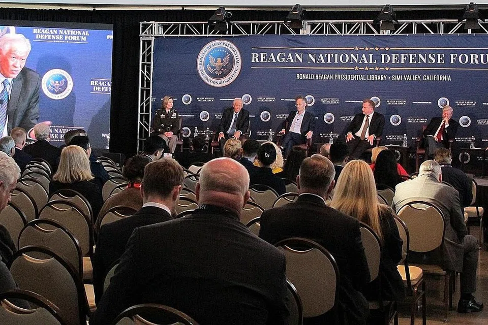 KONGSI PENDAPAT: Dr Ng (dua dari kiri, atas pentas) di sesi panel Forum Pertahanan Nasional Reagan (RNDF) kesembilan yang bertajuk "Kelebihan Strategik Kami: Kerjasama dengan Sekutu dan Rakan Kongsi". - Foto MINDEF