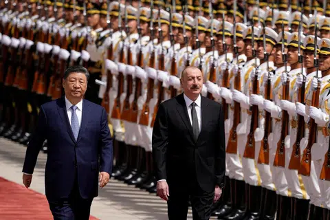 Presiden China, Encik Xi Jinping dan Presiden Azerbaijan, Ilham Aliyev menghadiri upacara sambutan rasmi di Dewan Besar Rakyat di Beijing, China, pada 23 April 2025.