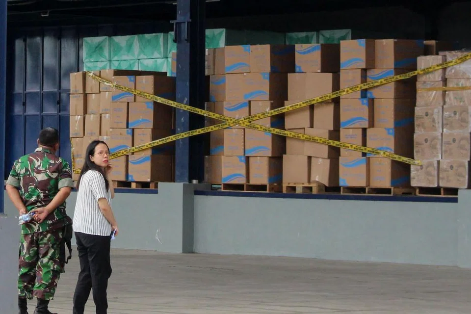 DIRAMPAS: Lebih daripada setengah juta pelitup dirampas polis Indonesia setelah ia menjalankan operasi serbuan di satu gudang yang terletak di Tangerang, Indonesia. - Foto: AFP/FAJRIN RAHARJO