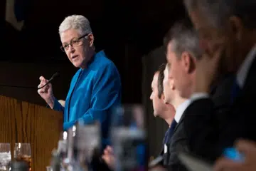 MUNGKIN MENGETUAI USAHA SEKITARAN: Jika dipilih, Cik Gina McCarthy, ketua Agensi Perlindungan Alam Sekitar (EPA) di bawah pantadbiran presiden Barack Obama, akan berperanan sebagai rakan sejawatan dalam negeri bagi Encik John Kerry, 'czar iklim' bakal presiden Joe Biden di peringkat global. - Foto GINA MCCARHTY/TWITTER