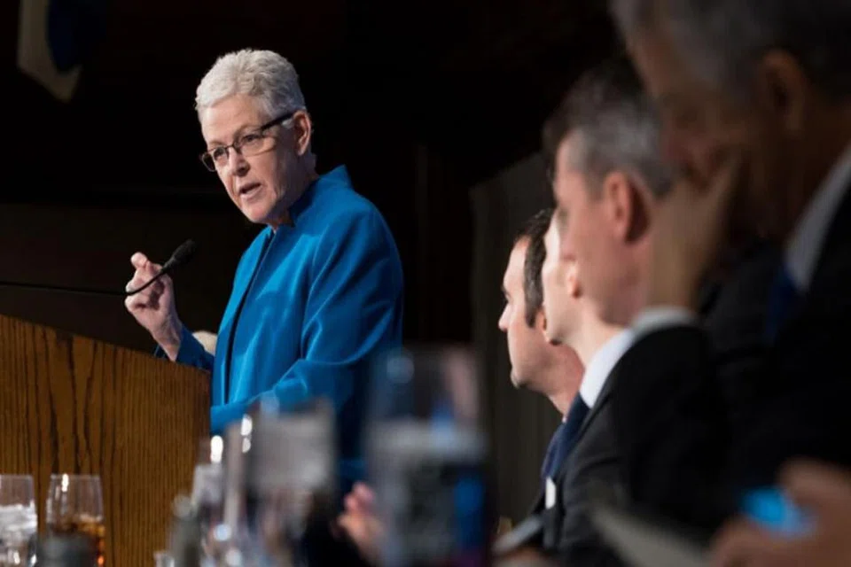 MUNGKIN MENGETUAI USAHA SEKITARAN: Jika dipilih, Cik Gina McCarthy, ketua Agensi Perlindungan Alam Sekitar (EPA) di bawah pantadbiran presiden Barack Obama, akan berperanan sebagai rakan sejawatan dalam negeri bagi Encik John Kerry, 'czar iklim' bakal presiden Joe Biden di peringkat global. - Foto GINA MCCARHTY/TWITTER