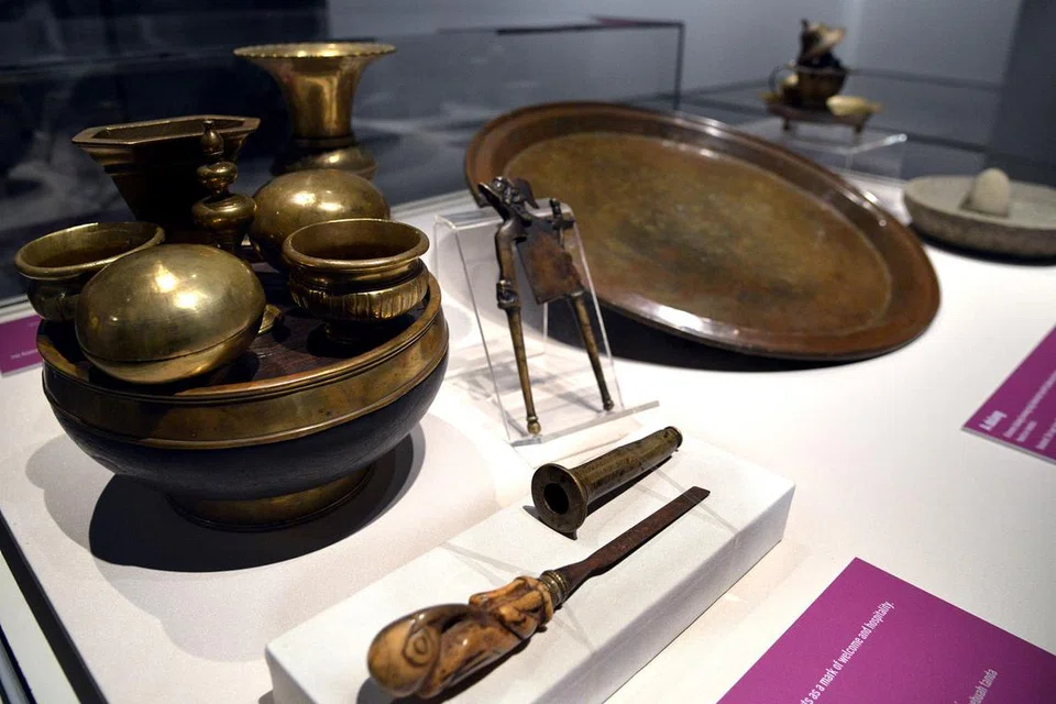 PUSAKA DIPELIHARA: Tepak sirih merupakan alat tradisional masyarakat Jawa yang menjadi tanda hormat dalam menyambut kedatangan tetamu.