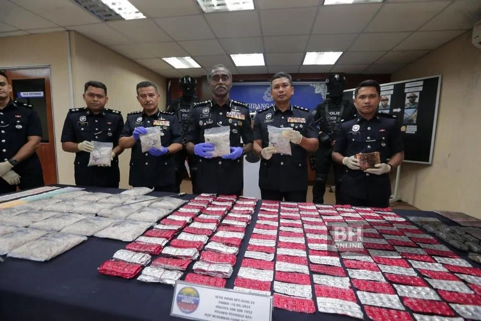 Ketua Polis Johor, Pesuruhjaya M Kumar, menunjukkan barang rampasan berkaitan sindiket pengedaran dadah yang menjadikan kereta sebagai stor penyimpanan pada sidang media di IPK Johor pada 23 Mei.