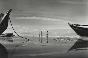 DAMAI: Anak-anak bermain di pantai semasa laut surut (gambar hiasan)