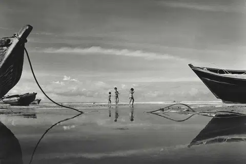 DAMAI: Anak-anak bermain di pantai semasa laut surut (gambar hiasan)