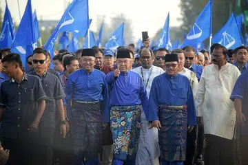 BERSAMA PENYOKONG: Datuk Seri Ahmad Zahid Hamidi (menunjukkan tanda jempol) berjalan bersama para penyokongnya ke pusat penamaan calon di Bagan Datuk semalam. Timbalan Perdana Menteri itu akan menghadapi pertandingan tiga penjuru membabitkan calon PAS dan PKR bagi merebut kerusi Parlimen Bagan Datuk. - Foto BM oleh ARIFFIN JAMAR