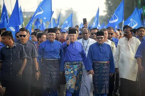 BERSAMA PENYOKONG: Datuk Seri Ahmad Zahid Hamidi (menunjukkan tanda jempol) berjalan bersama para penyokongnya ke pusat penamaan calon di Bagan Datuk semalam. Timbalan Perdana Menteri itu akan menghadapi pertandingan tiga penjuru membabitkan calon PAS dan PKR bagi merebut kerusi Parlimen Bagan Datuk. - Foto BM oleh ARIFFIN JAMAR