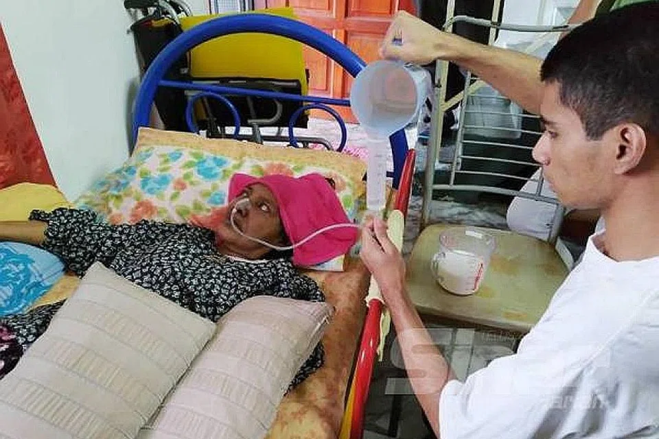 DAPATKAN RAWATAN: Ungku Muhammad Danial memasukkan susu melalui tiub di hidung ibunya, Zaleha. Zaleha (atas) yang diserang angin ahmar peringkat permulaan kini sudah mampu menggerakkan kaki dan tangannya selepas menjalani terapi dan rawatan. - Foto SINAR HARIAN & fail