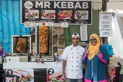 RESIPI TERSENDIRI: Encik Rahim (kiri) menggunakan 48 kilogram daging ayam di gerainya di bazar Geylang Serai setiap hari. - Foto ZALEHA ABDUL KADER