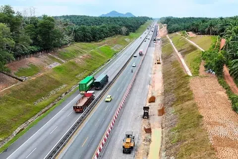 Projek pembinaan lorong tambahan Lebuhraya Utara–Selatan (Plus) bagi jajaran Yong Peng Utara hingga Senai Utara.