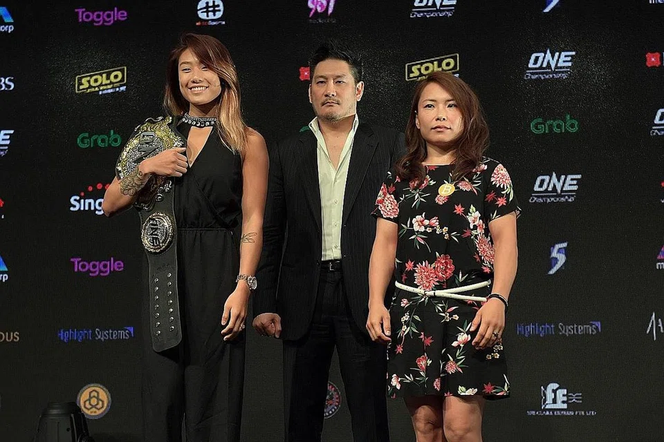 Pertarungan utama acara anjuran One Championship akan menyaksikan pertarungan antara Angela Lee (kiri, gambar atas) dengan pencabarnya dari Jepun, Mei Yamaguchi (kanan, gambar atas). Di tengah ialah pengasas One Championship, Chatri Sityodtong. - Foto BH oleh ALPHONSUS CHERN
