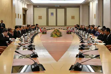 SEMANGAT MUHIBAH: PM Lee (kiri) serta sembilan menteri Kabinetnya mengadakan mesyuarat dengan Dr Mahathir (kanan) serta sembilan menteri beliau dalam Rahat Pemimpin yang diadakan di Putrajaya semalam. - Foto BH oleh LIM YAOHUI
