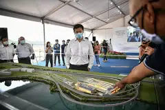 PUSAT BARU: Encik Ong meninjau model pusat ujian kereta api bersepadu (ITTC) yang baru. - Foto BH oleh ARIFFIN JAMAR