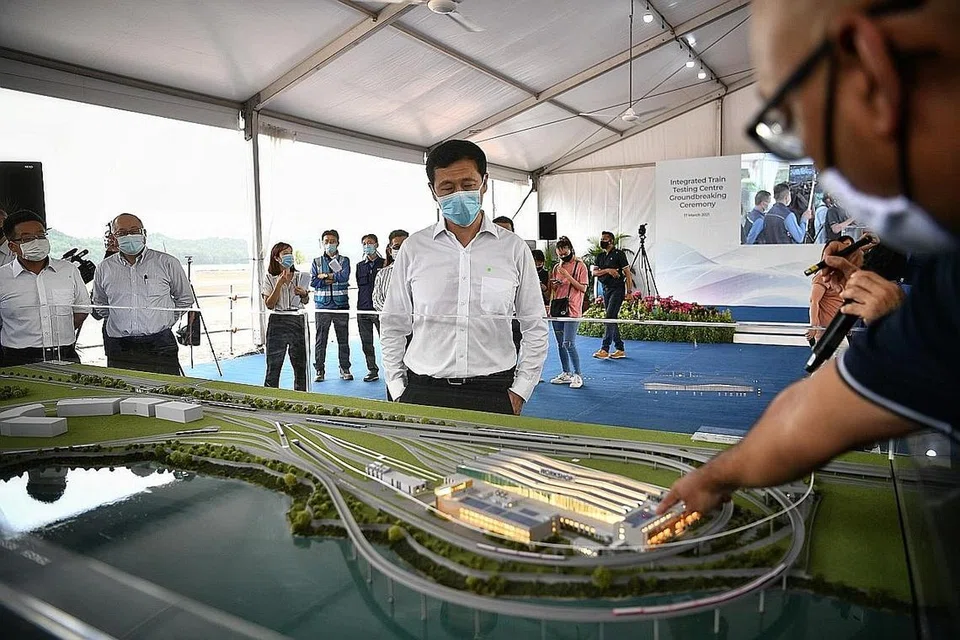 PUSAT BARU: Encik Ong meninjau model pusat ujian kereta api bersepadu (ITTC) yang baru. - Foto BH oleh ARIFFIN JAMAR