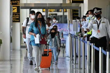 CUTI TANPA KUARANTIN: Penumpang yang menaiki penerbangan Etihad Airways dari Abu Dhabi tiba di lapangan terbang Phuket semalam, pada hari pertama Thailand melancarkan program yang membenarkan pelancong asing yang sudah divaksinasi melawat pulau peranginan itu tanpa perlu dikuarantin. - Foto AFP