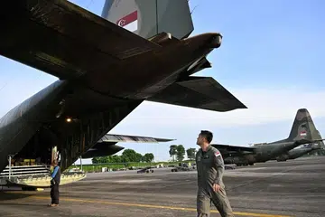 Pegawai Angkatan Udara Republik Singapura (RSAF) menjalankan pemeriksaan pra-penerbangan sebagai persediaan untuk misi bantuan kemanusiaan dan bencana ke Filipina.
