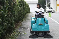 PERTINGKAT KEMAHIRAN: Selain menjalani latihan menggunakan mesin pembersihan baru yang memanfaatkan teknologi di tempat kerja, Cik Ainiah Mahmot mengambil inisiatif sendiri untuk menyertai kursus lain di luar pekerjaannya supaya dapat menimba pengetahuan lebih mendalam dengan harapan dapat terus mara dalam pekerjaannya. - Foto BH oleh KHALID BABA