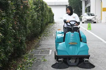 PERTINGKAT KEMAHIRAN: Selain menjalani latihan menggunakan mesin pembersihan baru yang memanfaatkan teknologi di tempat kerja, Cik Ainiah Mahmot mengambil inisiatif sendiri untuk menyertai kursus lain di luar pekerjaannya supaya dapat menimba pengetahuan lebih mendalam dengan harapan dapat terus mara dalam pekerjaannya. - Foto BH oleh KHALID BABA