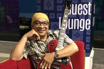 TINGKAT KEMAHIRAN: Moliano Rasmadi mempertingkat kemahiran dan pastikan diri relevan dengan ilmu podcast terkini agar anak muda tidak menganggapnya ketinggalan zaman. - Foto BH oleh HARYANI ISMAIL 