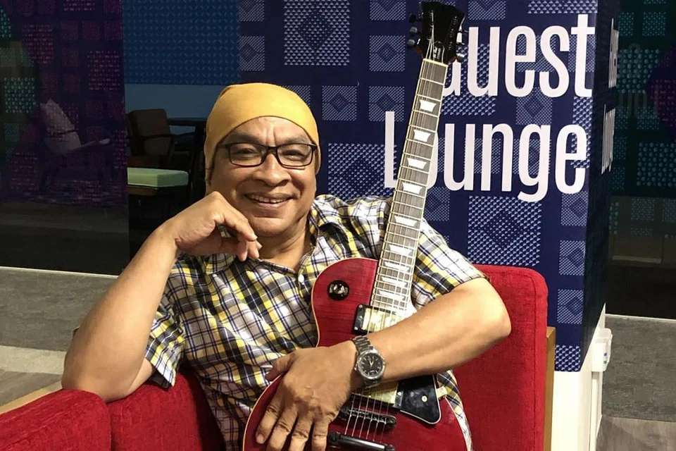 TINGKAT KEMAHIRAN: Moliano Rasmadi mempertingkat kemahiran dan pastikan diri relevan dengan ilmu podcast terkini agar anak muda tidak menganggapnya ketinggalan zaman. - Foto BH oleh HARYANI ISMAIL 