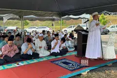 Encik Mohd Fared Mohd Khalid dan pegawai serta anggota Jabatan Agama Islam Negeri Johor (JAINJ) mengadakan majlis solat sunat ‘Istisqa’ bagi memohon hujan di Empangan Sembrong, Ayer Hitam. 