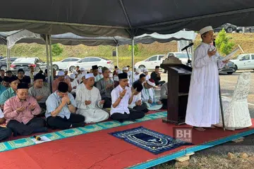 Encik Mohd Fared Mohd Khalid dan pegawai serta anggota Jabatan Agama Islam Negeri Johor (JAINJ) mengadakan majlis solat sunat ‘Istisqa’ bagi memohon hujan di Empangan Sembrong, Ayer Hitam. 