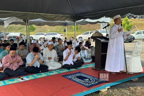 Encik Mohd Fared Mohd Khalid dan pegawai serta anggota Jabatan Agama Islam Negeri Johor (JAINJ) mengadakan majlis solat sunat ‘Istisqa’ bagi memohon hujan di Empangan Sembrong, Ayer Hitam. 