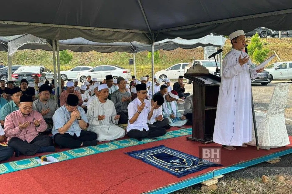 Encik Mohd Fared Mohd Khalid dan pegawai serta anggota Jabatan Agama Islam Negeri Johor (JAINJ) mengadakan majlis solat sunat ‘Istisqa’ bagi memohon hujan di Empangan Sembrong, Ayer Hitam. 
