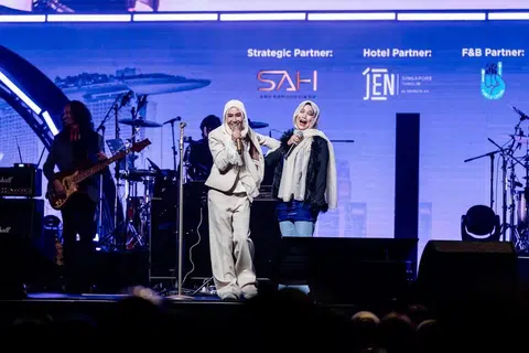Penyanyi Wann (kanan) menjadi artis jemputan semasa konsert, ‘Majlis Tertinggi Rockqueen Ella 2026’. Mereka berduet dalam lagu, ‘Pengemis Cinta’.