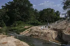 PENCEMARAN KIMIA: Pegawai khidmat kecemasan membersihkan Sungai Kim Kim di Pasir Gudang pada 14 Mac 2019.