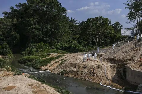 PENCEMARAN KIMIA: Pegawai khidmat kecemasan membersihkan Sungai Kim Kim di Pasir Gudang pada 14 Mac 2019.