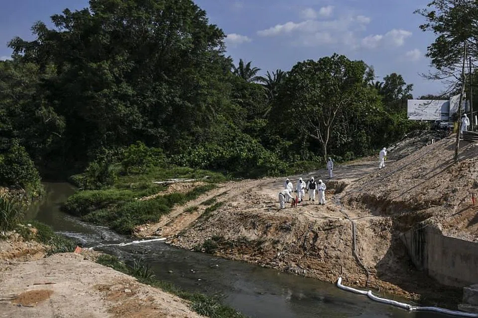 PENCEMARAN KIMIA: Pegawai khidmat kecemasan membersihkan Sungai Kim Kim di Pasir Gudang pada 14 Mac 2019.