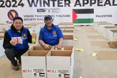 Sukarelawan Kemanusiaan Vision 21, Encik Azman Lani (kiri) bersama Duta Vision 21 yang juga Pengarah Urusan, Pos TKI, Encik Mohamed Anwar Tahar, di gudang di Mesir.