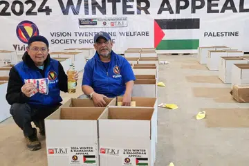 Sukarelawan Kemanusiaan Vision 21, Encik Azman Lani (kiri) bersama Duta Vision 21 yang juga Pengarah Urusan, Pos TKI, Encik Mohamed Anwar Tahar, di gudang di Mesir.
