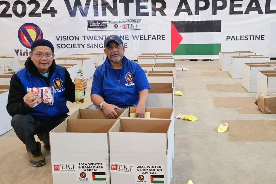 Sukarelawan Kemanusiaan Vision 21, Encik Azman Lani (kiri) bersama Duta Vision 21 yang juga Pengarah Urusan, Pos TKI, Encik Mohamed Anwar Tahar, di gudang di Mesir.