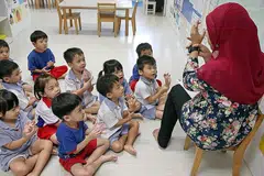 SEMAKAN GAJI: Bulan lalu, Kementerian Pendidikan (MOE) mengumumkan kenaikan gaji antara 5 dengan 10 peratus bagi sekitar 35,000 guru, 1,600 pendidik bersekutu (AED) dan 800 guru prasekolah kementerian itu. - Foto fail 